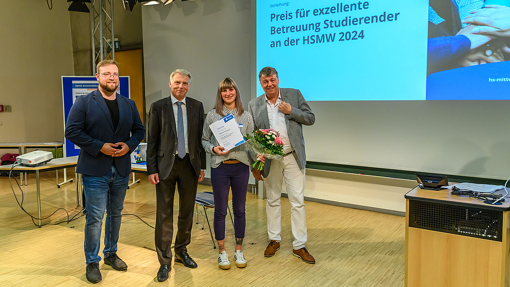 v.l.n.r.: Maximilian T. Schulze, Prof. Dr. Volker Tolkmitt, Nadine Friedewald, Prof. Dr. Christoph Meyer Gruppenbild der Preisträgerin mit der Hochschulleitung